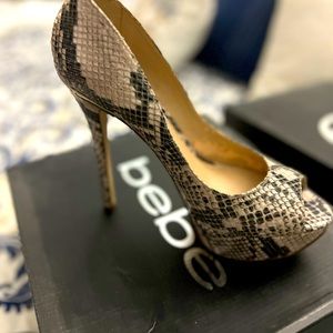 Bebe high heel size 7 black w/off white 3 inch high heel